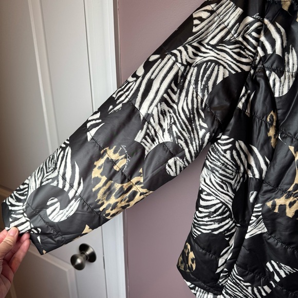 Chico’s Zenergy Reversible Animal Print/Black Puffer Jacket - Picture 8 of 10